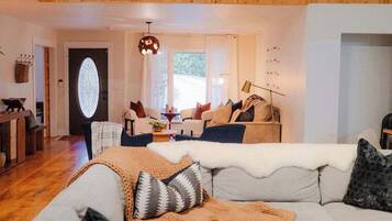 House, Multiple Beds, Hot Tub (The 312 House) | Living area