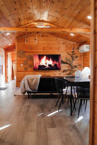 Cedar Wrapped Cozy Villa Cabin - 4 Miles From Trails