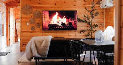 Cedar Wrapped Cozy Villa Cabin - 4 Miles From Trails