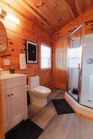 Cabaña, varias camas, patio (Cedar Villa) | Baño | Toallas 