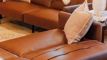 Cabaña, varias camas, patio (Cedar Villa) | Área de sala de estar