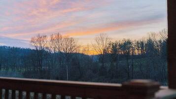 Cabana, várias camas, varanda (Cedar Villa) | Vista do quarto