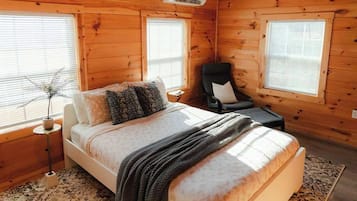 Hytte, flere senger, terrasse (Cedar Villa) | 2 soverom, individuelt dekorert, individuelt innredet og sengetøy