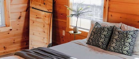 Bústaður - mörg rúm - verönd (Cedar Villa) | 2 svefnherbergi, sérhannaðar innréttingar, sérvalin húsgögn, rúmföt