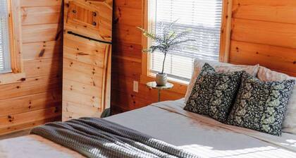 Cedar Wrapped Cozy Villa Cabin - 4 Miles From Trails