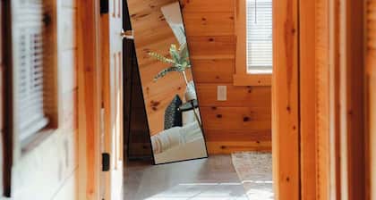 Cedar Wrapped Cozy Villa Cabin - 4 Miles From Trails
