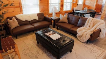 Cabaña, varias camas, patio (Cedar Villa) | Área de sala de estar