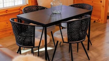 Cabin, nhiều giường, sân hiên (Cedar Villa) | 2 phòng ngủ, trang trí khác biệt