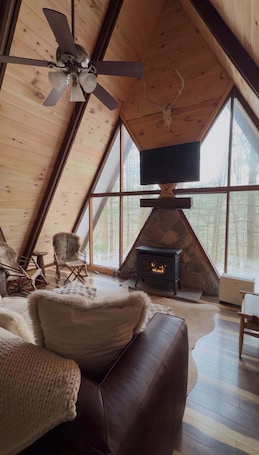 Área de sala de estar. Waterfront A- Frame With Dock, Canoe + Kayaks