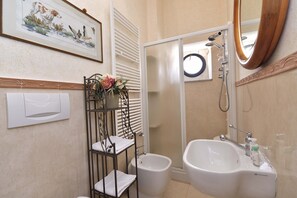 Ducha, secador de pelo, bidet, toallas