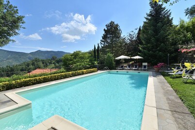 Private Tuscany Villa near Florence-Saltwater Pool, Heated Jacuzzi&Cooking Class