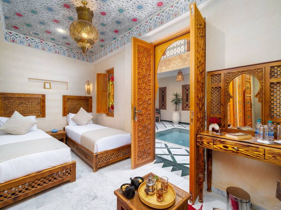 Caja de seguridad en la habitación y tabla de planchar con plancha