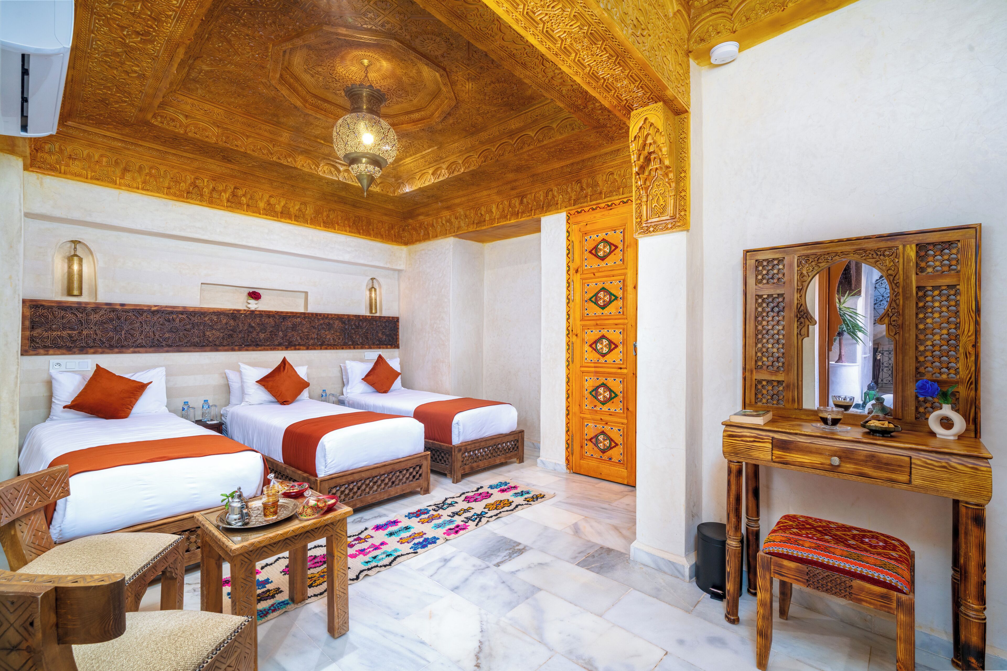 Chambre familiale, patio, vue sur la cour intérieure | Coffre-fort, fer et planche à repasser, accès au Wi-Fi (inclus)