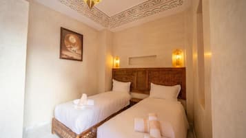 Camera Deluxe con 2 letti singoli, vista cortile | Una cassaforte in camera, ferro/asse da stiro, Wi-Fi gratuito