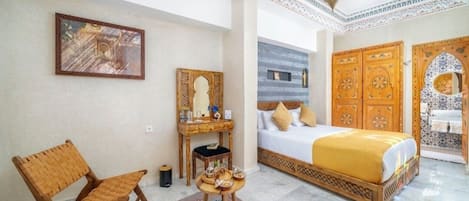 Chambre Deluxe double, patio, vue sur la cour intérieure | Coffre-fort, fer et planche à repasser, accès au Wi-Fi (inclus)