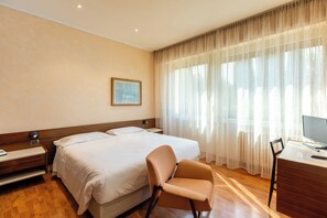 Standard Double Room | In-room safe, desk, cribs/infant beds, free WiFi - Hotel Tre Vele (Sirmione)
