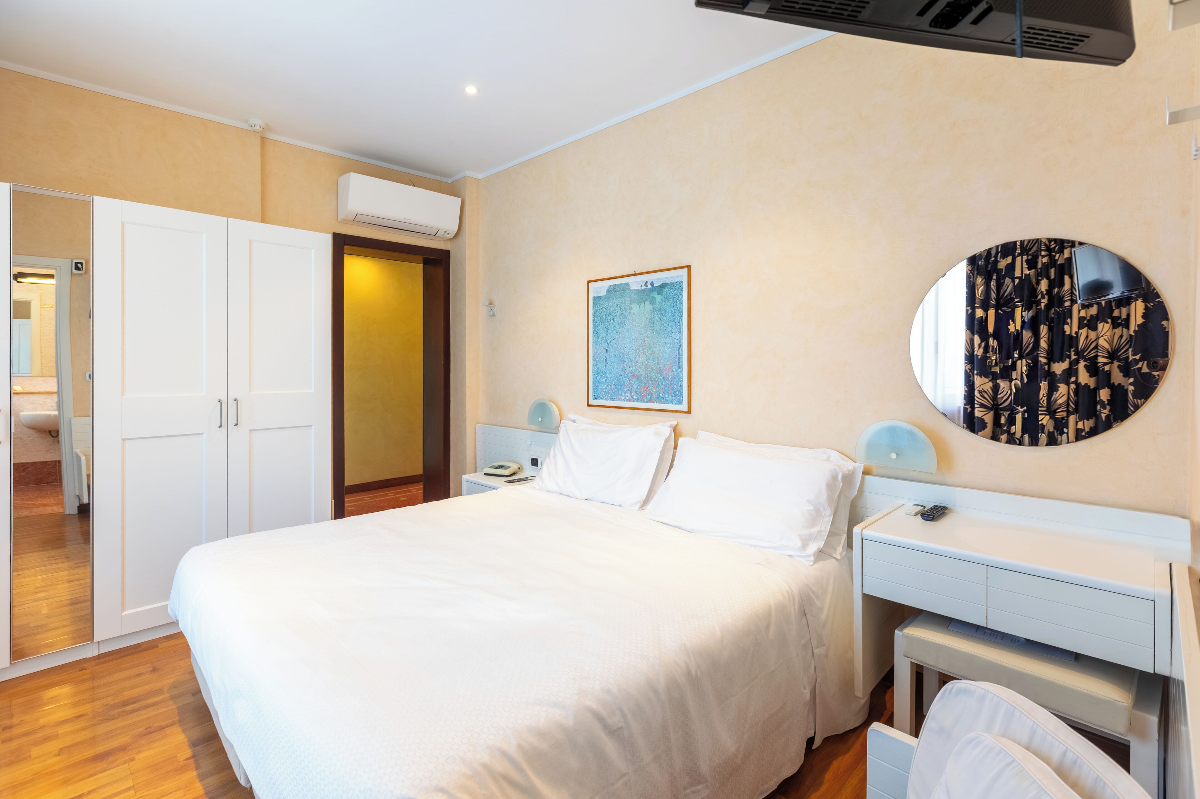 Panoramic Double Room, Lake View | In-room safe, desk, cots/infant beds, free WiFi