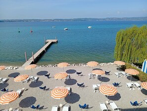 Private beach, sun-loungers, beach umbrellas, beach towels - Hotel Tre Vele (Sirmione)