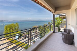 A balcony with a view of the sea, outdoor furniture, and a railing. - Hotel Tre Vele (Sirmione)