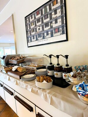 Free daily buffet breakfast  - Hotel Tre Vele (Sirmione)