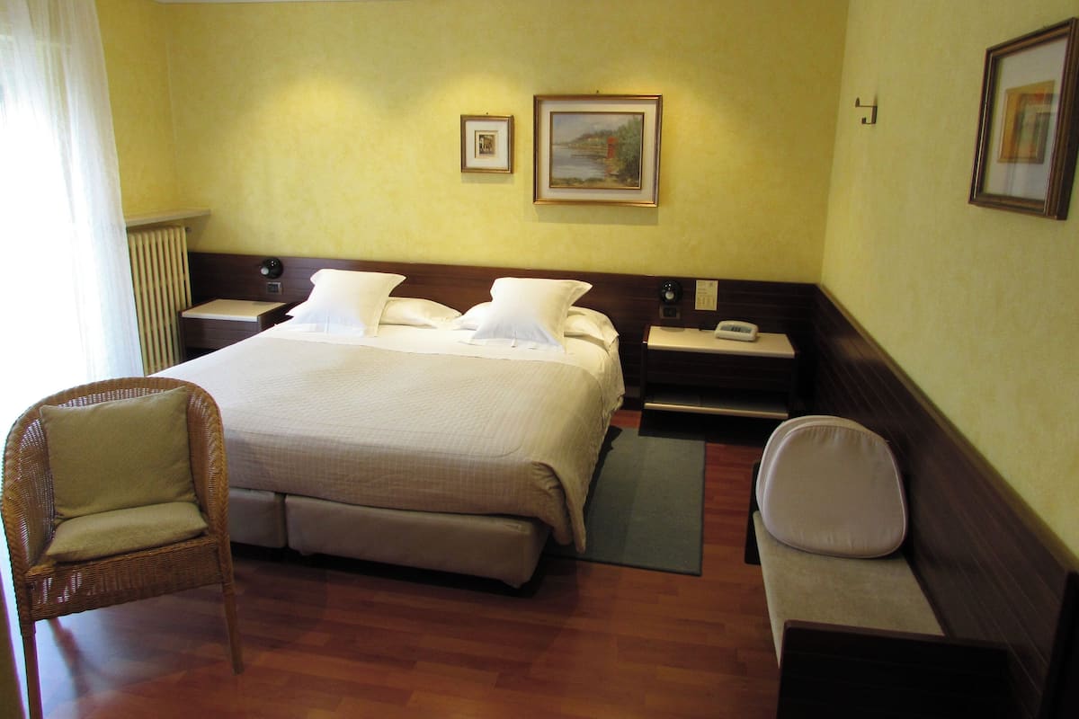 Standard-Doppelzimmer, Balkon, Gartenblick | Zimmersafe, Schreibtisch, kostenloses WLAN