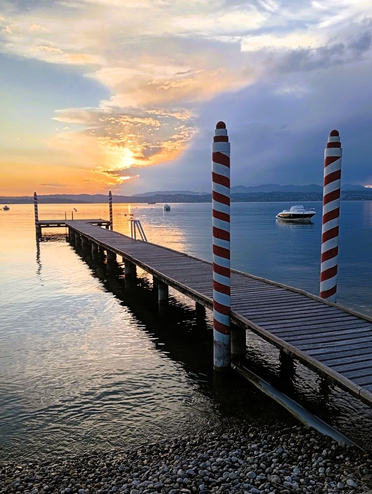 Yksityinen ranta, aurinkotuoleja, aurinkovarjoja, rantapyyhkeitä