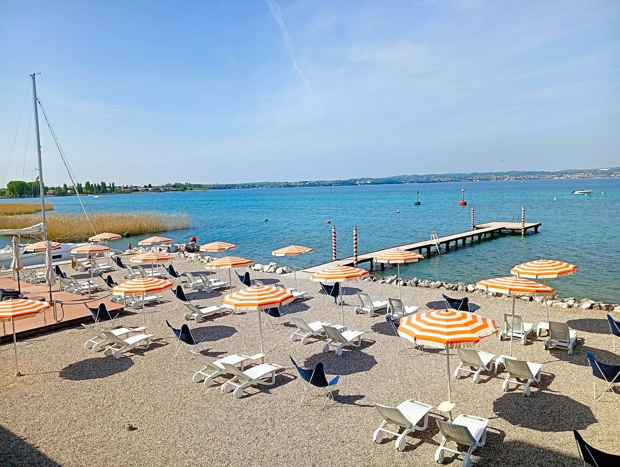Plage privée, chaises longues, parasols, serviettes de plage