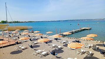 Plage privée, chaises longues, parasols, serviettes de plage