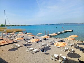 Privat strand, solsenger, parasoller og strandhåndklær