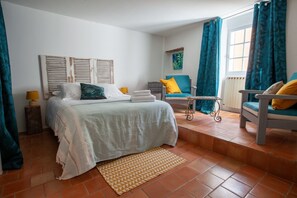 Iron/ironing board, WiFi, bed sheets - Village house with 2 terraces a stone's throw from Villedieu's mythical square (Villedieu)