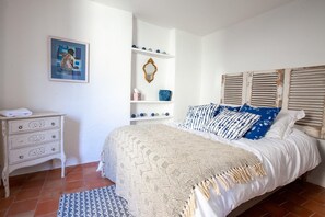 Iron/ironing board, WiFi, bed sheets - Village house with 2 terraces a stone's throw from Villedieu's mythical square (Villedieu)