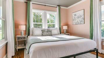 3 bedrooms, desk, iron/ironing board, free WiFi