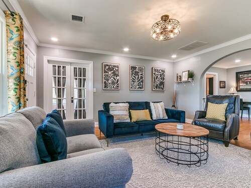 Pet-friendly boutique bungalow w/garage near UCO, downtown Edmond, and Route 66