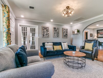 Pet-friendly boutique bungalow w/garage near UCO, downtown Edmond, and Route 66