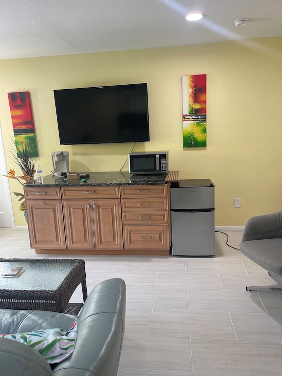 Wonderful 1-bedroom Room With Ac In Vibrant Fort Myers - Cape Coral, FL