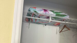 Un lit superposé avec une couette à motifs floraux et un oreiller à rayures.