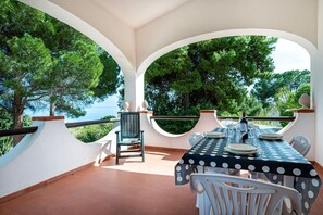 Outdoor dining - Villa Acquamarina 300 meters from the sea (Scopello)