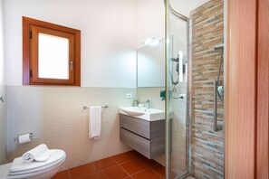 Regadera, secadora de cabello, bidet, toallas 