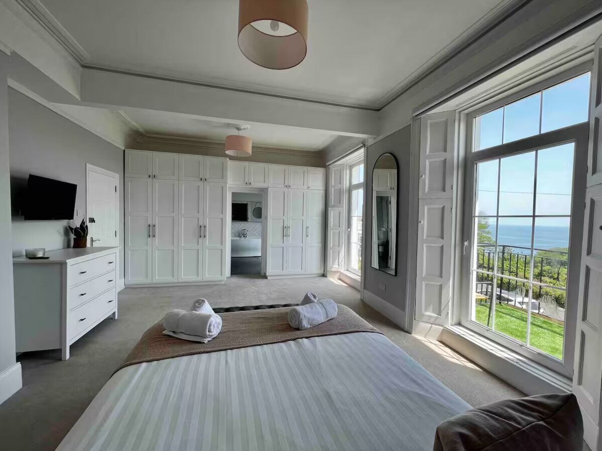 6 bedrooms, iron/ironing board, WiFi, bed sheets