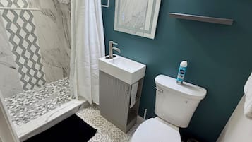 Serviettes fournies, savon, papier toilette