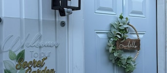 Secret Garden - Self Check-in - 1 bd, 1bath Elegant Apt/Studio