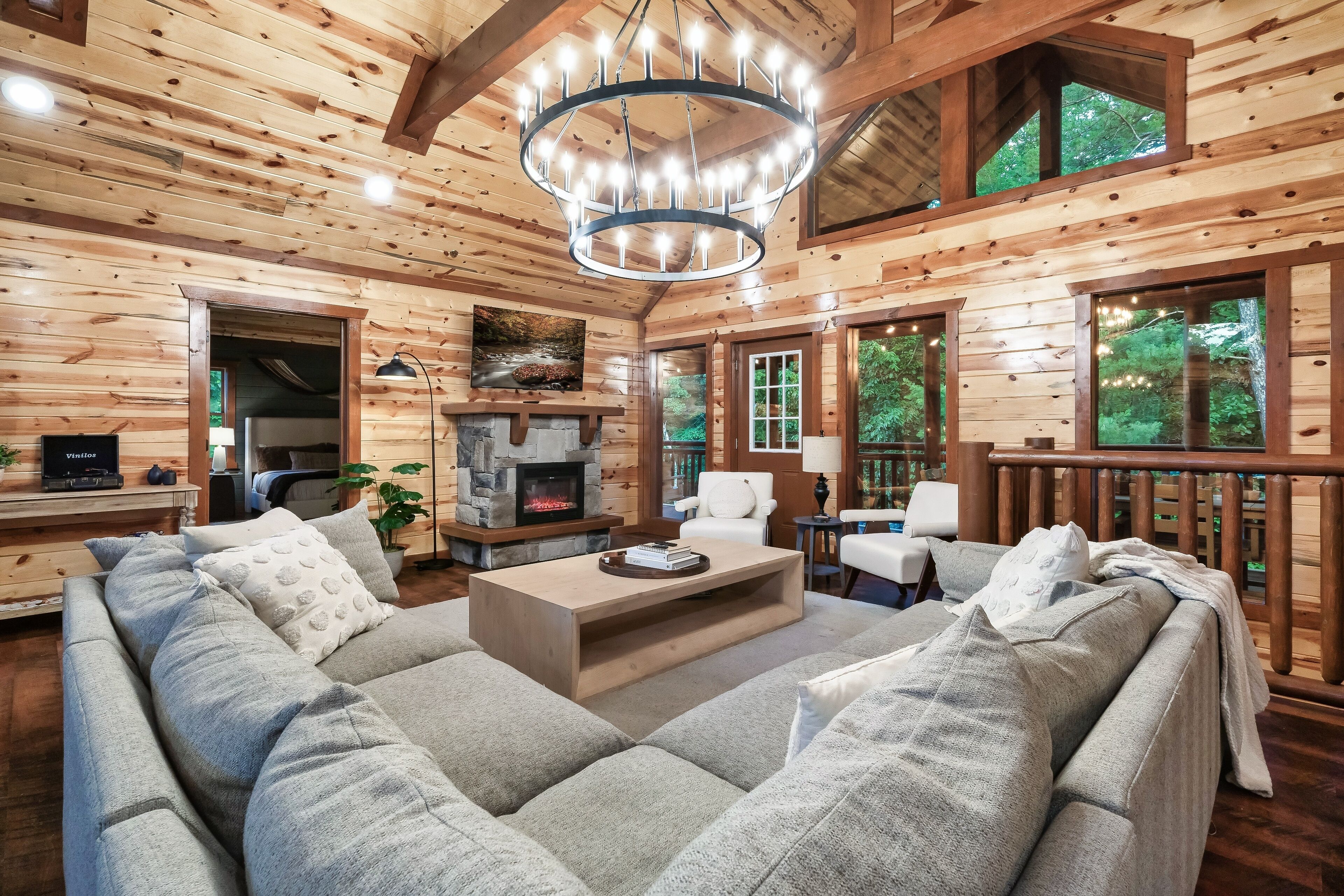 Luksusmökki, vuoristonäköala | Olohuone | 43–tuumainen äly-TV, jossa digitaalikanavat