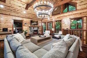 Cabaña de lujo, vistas a la montaña | Sala de estar | Smart TV de 43 pulgadas con canales digitales, una chimenea