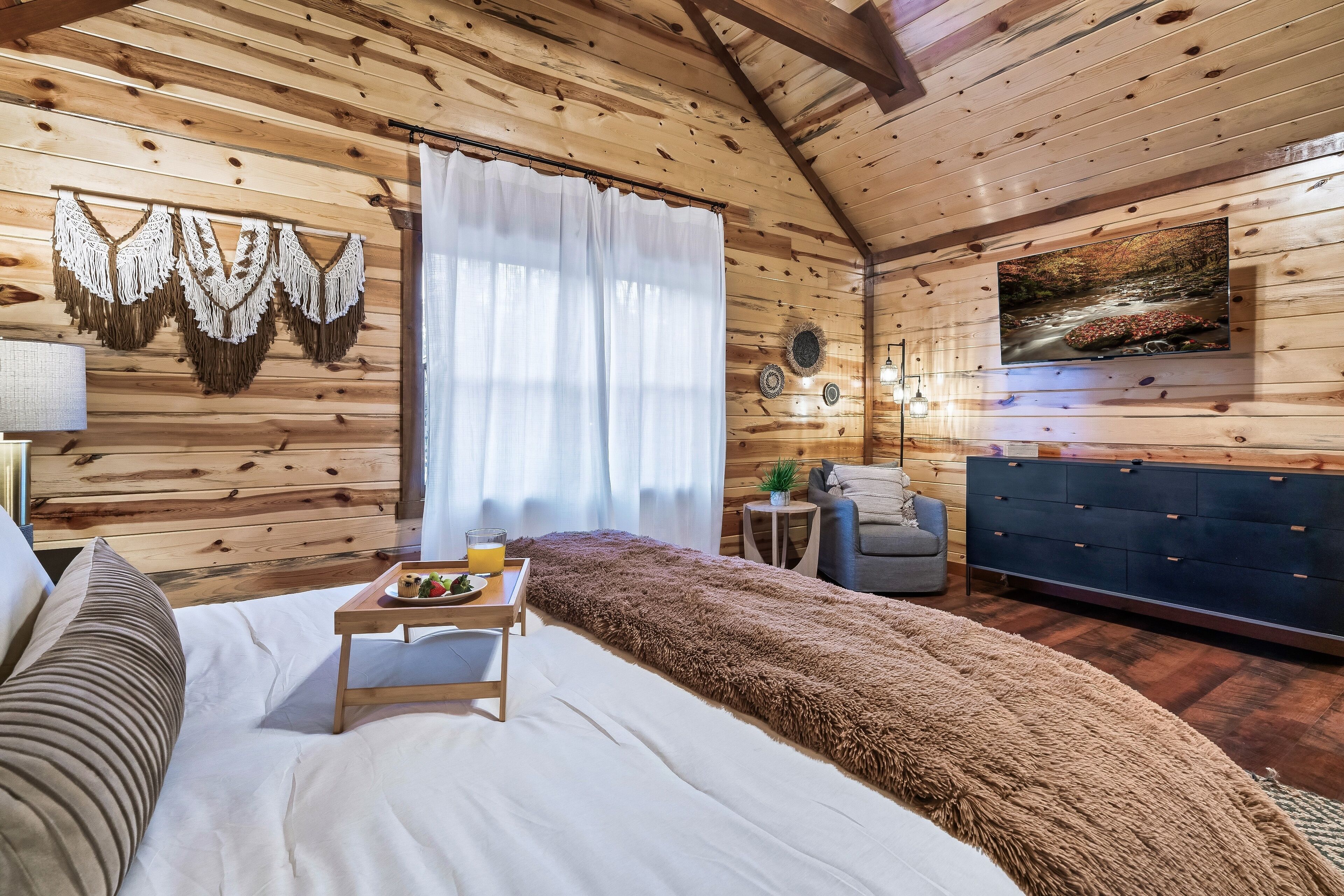 Luxury Cabin, Mountain View | Desk, iron/ironing board, free WiFi