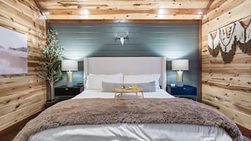 Luxury Cabin, Mountain View | Desk, iron/ironing board, free WiFi