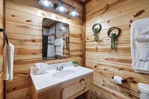 Luxury Cabin, Mountain View | Bathroom | Free toiletries, hair dryer, towels, soap - Big Chief Lodge (Sevierville)