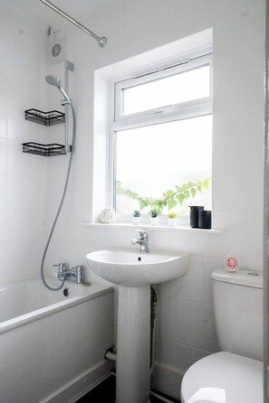 Hair dryer, towels, soap, toilet paper - Bright 2-Bed Flat with Skylight attic Room (London)