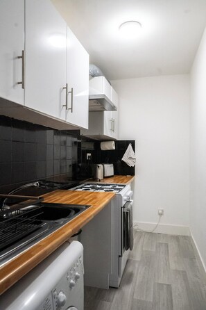 Jääkaappi, mikroaaltouuni, uuni, kahvin-/teenkeitin