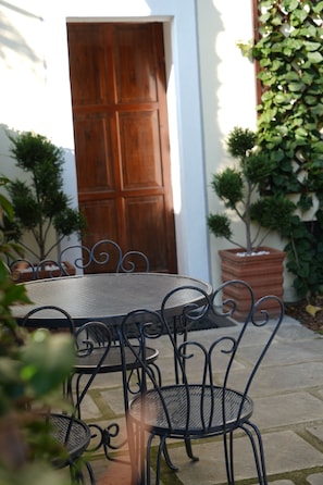 Outdoor dining - Modern apartment just a short walk from Lake Maggiore and Arona (Nebbiuno)
