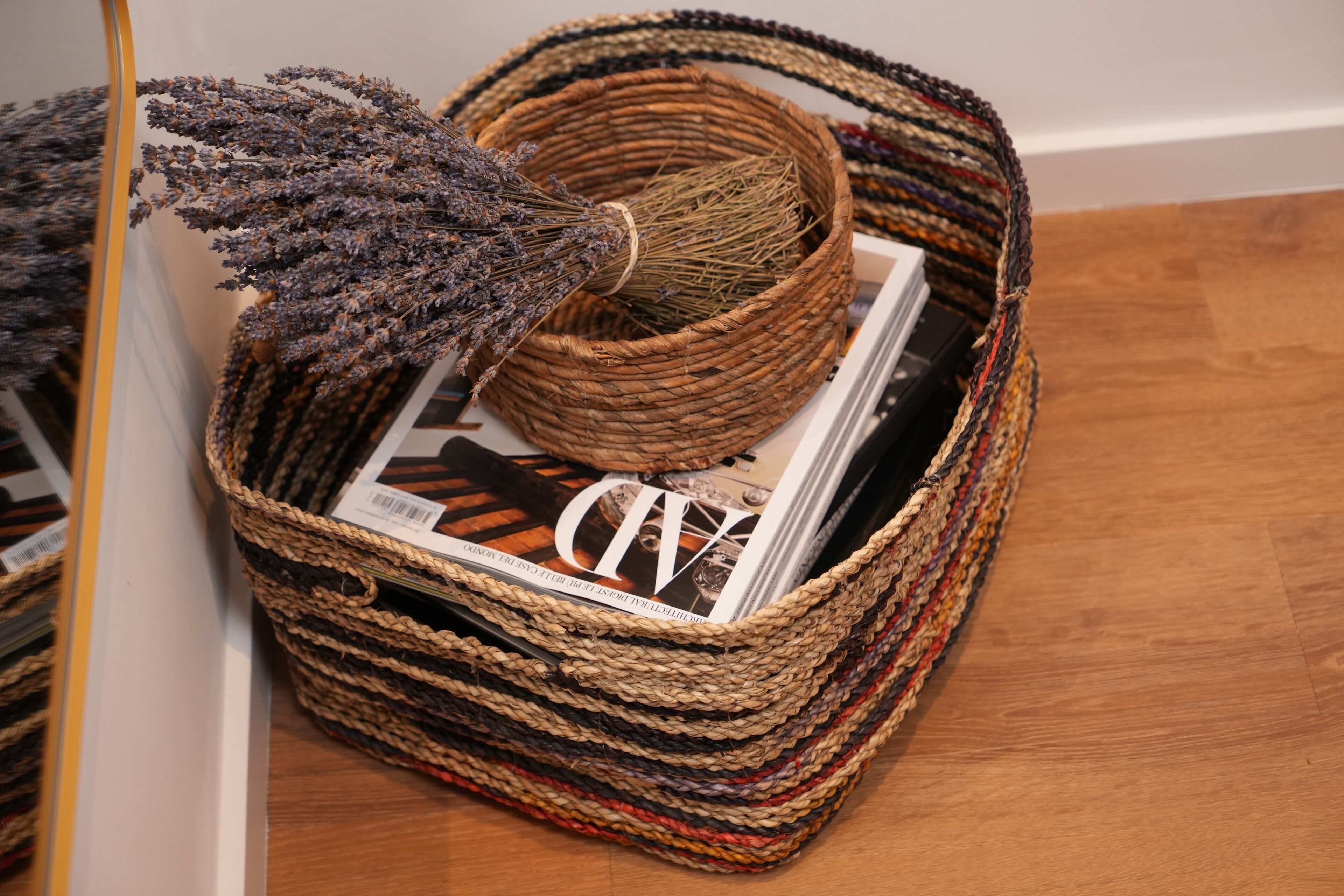 Una cesta tejida con lavanda seca y una revista.